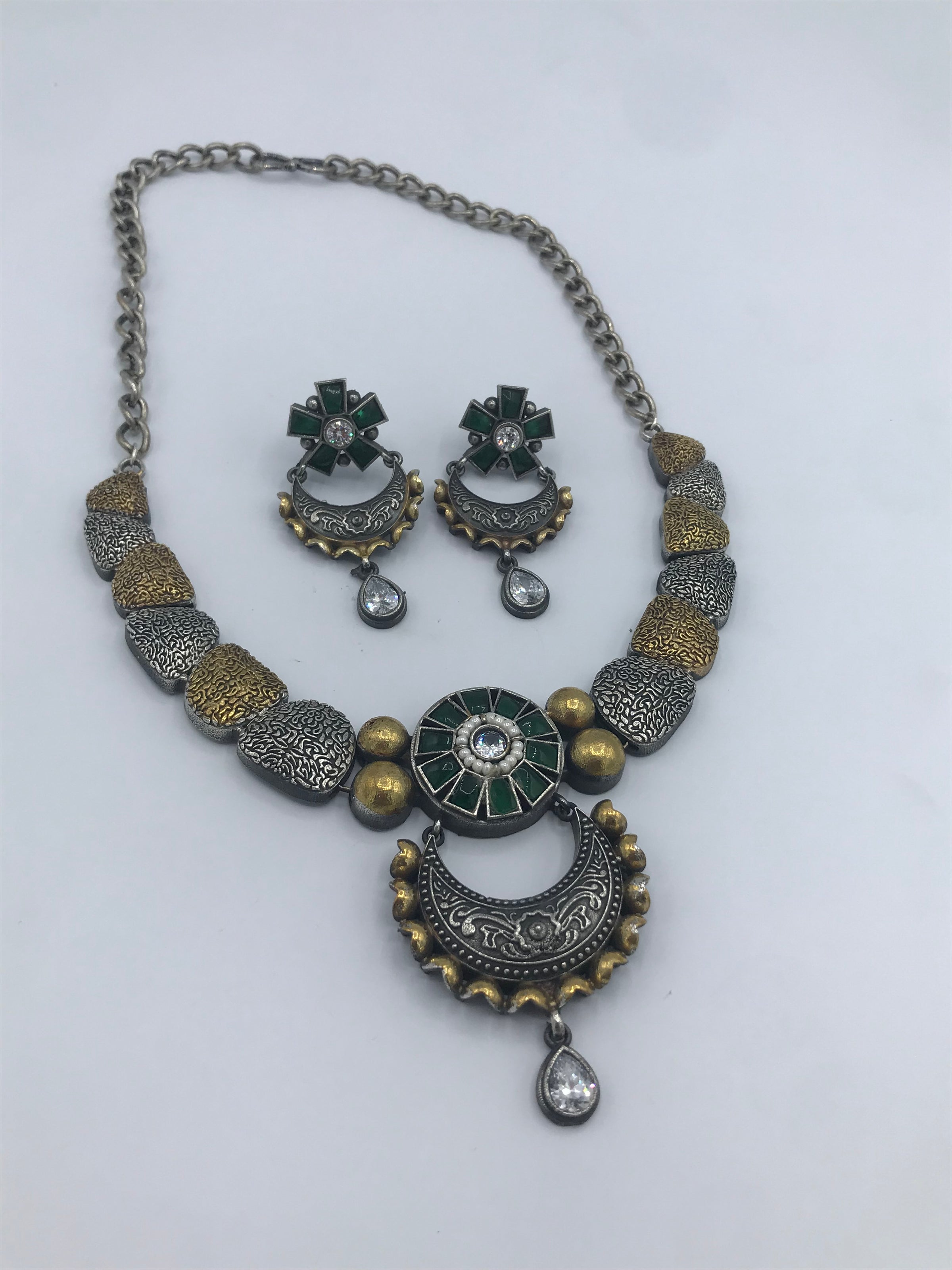 ANTIQUE NECKALCE