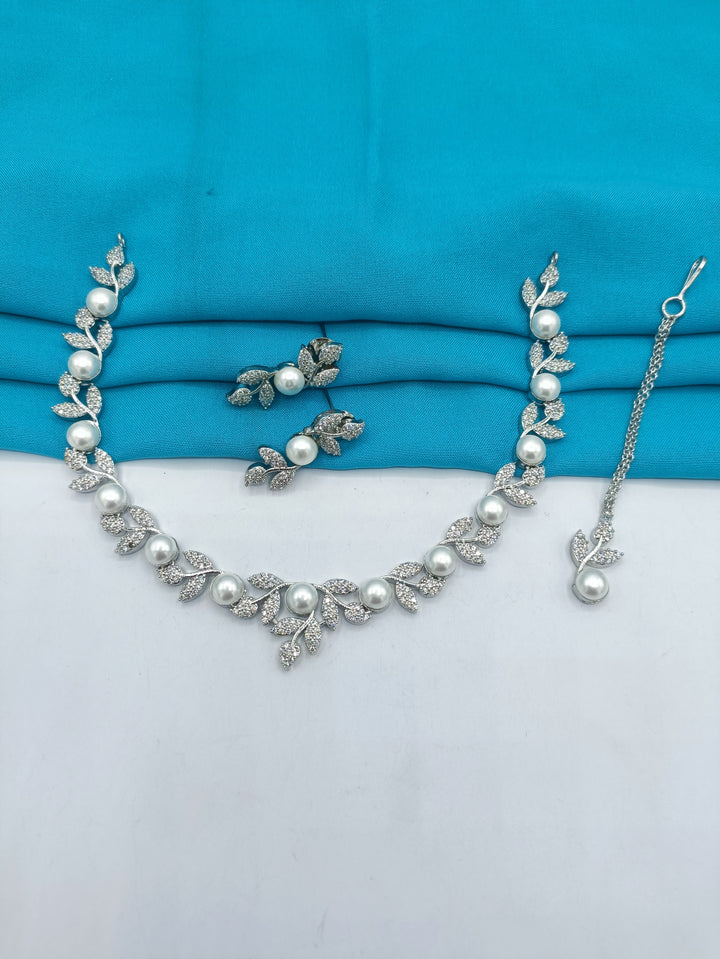 Statement pearl silver necklace
