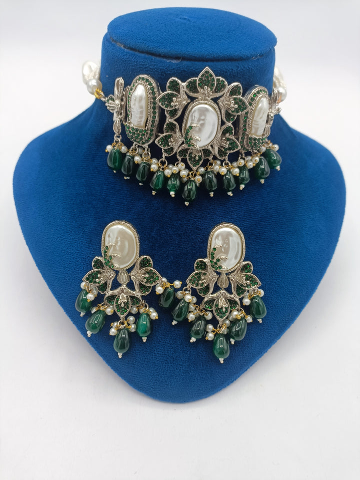 Emerald antique choker